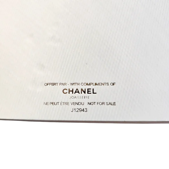 Coco Crush White Quilted Phone Holder Crossbody Card Holder NEW GWP - Picture 9 of 9